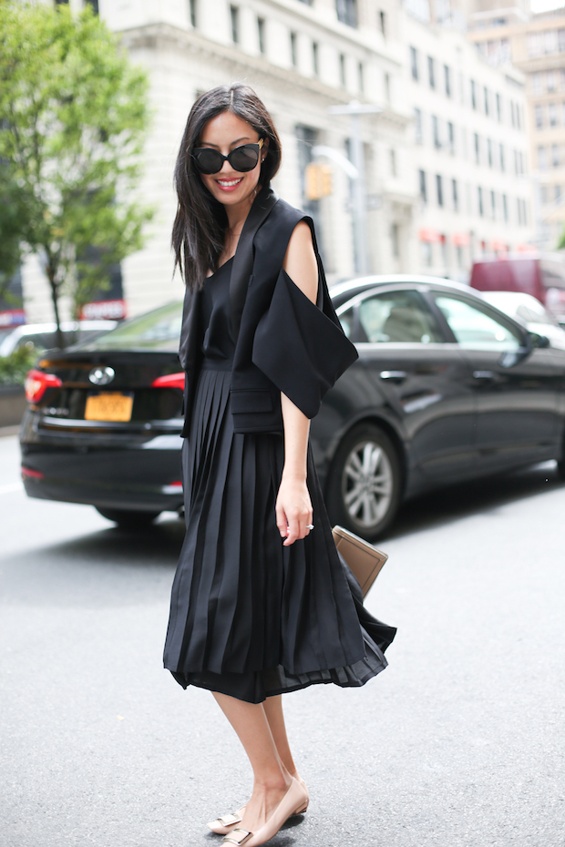 all-black-pleated-skirt-outfit-1