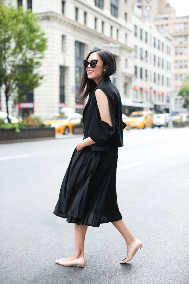 all-black-pleated-skirt-outfit-4