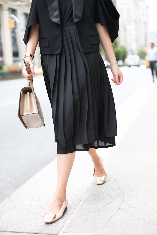 all-black-pleated-skirt-outfit-3